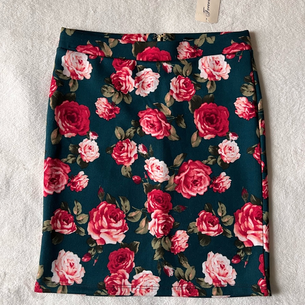 NWT! Forever 21 Vintage! Floral Print Skirt - Green and Red